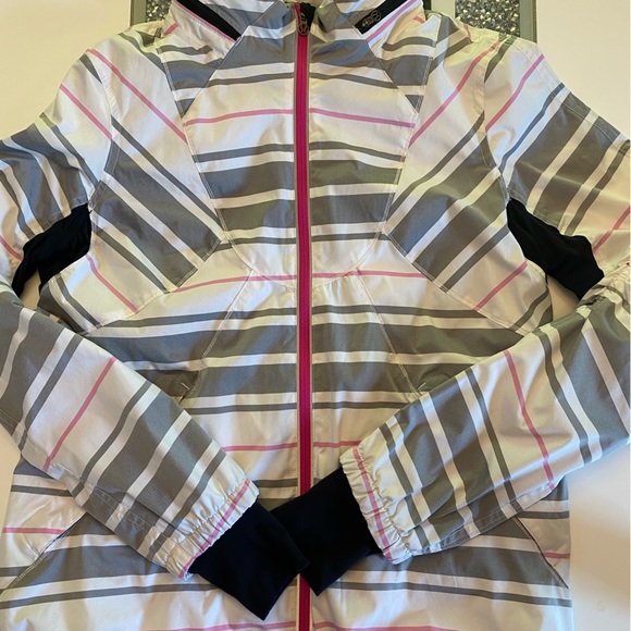 Run Hustle Jacket 🦄 - Picture 7 of 8